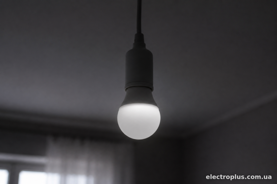 Чому LED-лампа блимає при вимкненому світлі