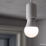 Чому LED-лампа блимає при вимкненому світлі