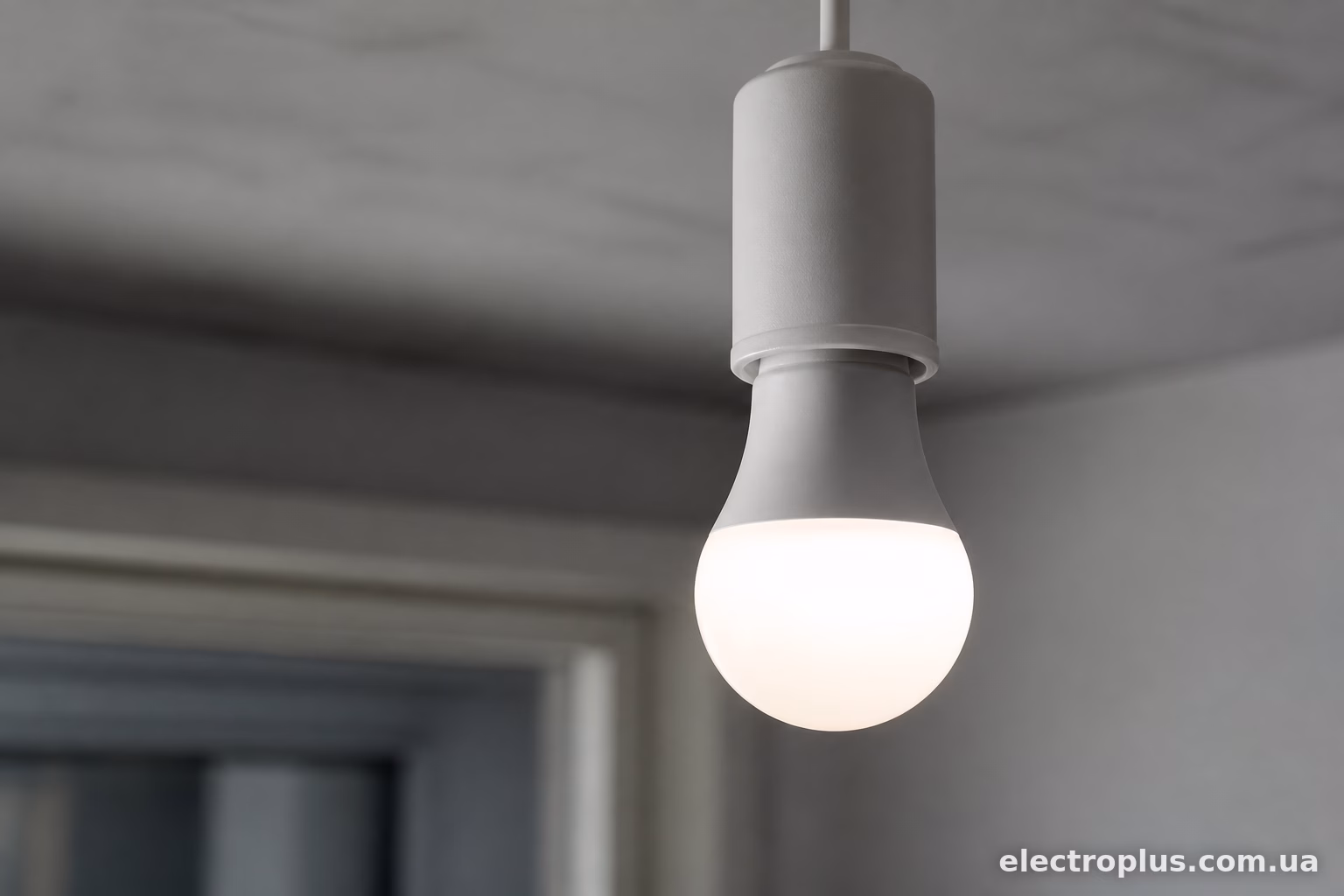 Чому LED-лампа блимає при вимкненому світлі